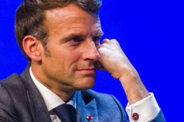 Du sang sur ses mains !  Emmanuel Macron humilié en tant que leader français accusé d'avoir causé 15 000 morts