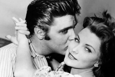 Elvis a proposé de co-star Debra Paget "Je ne l'ai jamais dépassée": Priscilla lui ressemblait même