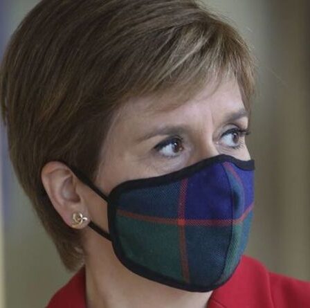 Esturgeon frappé d'un nouveau coup alors que Joanna Cherry quitte le rôle du comité SNP pour `` examen ''