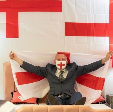 Euro 2020: le propriétaire d'un magasin de lit décore sa boutique avec 400 drapeaux anglais