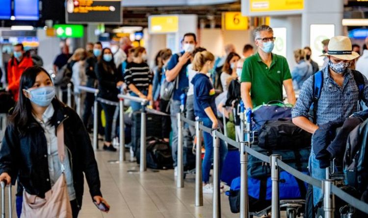 Familles confrontées à des délais d'attente de quatre heures dans les aéroports à votre retour au Royaume-Uni