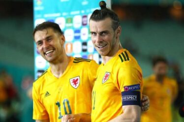 Gareth Bale fait une fouille effrontée à Aaron Ramsey alors que le Pays de Galles se rapproche de la phase à élimination directe de l'Euro 2020