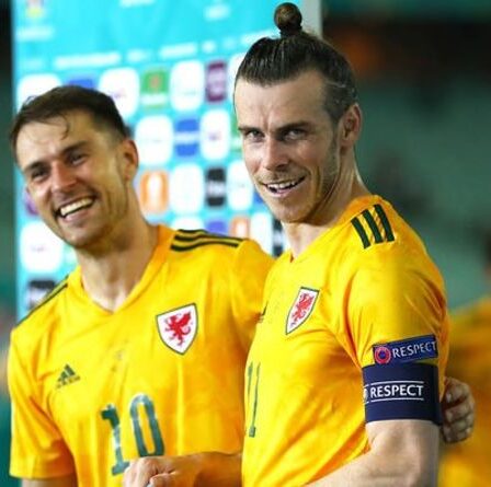 Gareth Bale fait une fouille effrontée à Aaron Ramsey alors que le Pays de Galles se rapproche de la phase à élimination directe de l'Euro 2020
