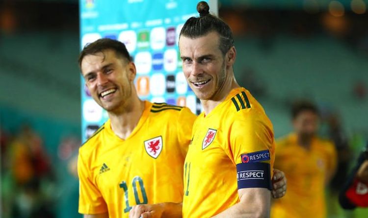 Gareth Bale fait une fouille effrontée à Aaron Ramsey alors que le Pays de Galles se rapproche de la phase à élimination directe de l'Euro 2020