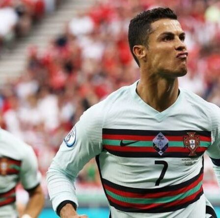 Gary Neville est parti émerveillé alors que Cristiano Ronaldo bat trois records dans la victoire du Portugal