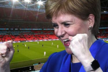 'Gênant!'  Sturgeon raillé pour avoir fêté sauvagement le match nul entre l'Écosse et l'Angleterre