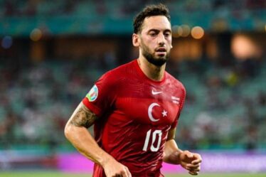 Hakan Calhanoglu reçoit la date limite de la décision de transfert au milieu de l'intérêt d'Arsenal