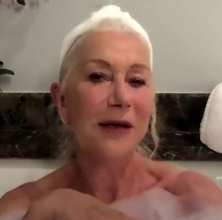 Helen Mirren, 75 ans, se déshabille pour une apparition à la télévision dans le bain "À court de bulles"