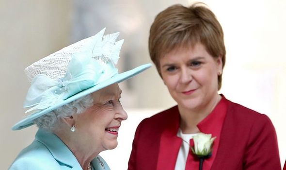 Nicola Sturgeon miné dans l'erreur du palais lors de la présentation de FM à Queen pour une visite cruciale