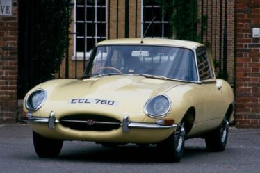 Jaguar E-Type décrite comme une « icône » des années 1960 alors que le modèle historique célèbre son 60e anniversaire