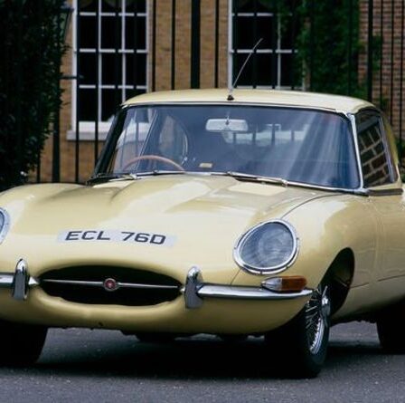 Jaguar E-Type décrite comme une « icône » des années 1960 alors que le modèle historique célèbre son 60e anniversaire