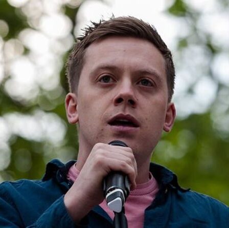 « Je préfèrerais mettre le feu à mon visage ! »  Campbell accuse Owen Jones d'avoir déchiré le Labour