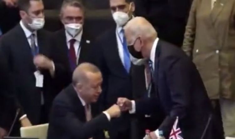 Joe Biden et le Turc Tayyip Erdogan partagent un coup de poing impressionnant lors d'une réunion maladroite