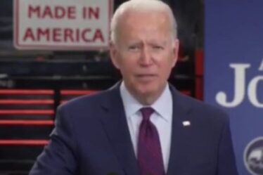 Joe Biden trébuche à plusieurs reprises alors qu'il a du mal à lire un téléprompteur dans une vidéo concernant