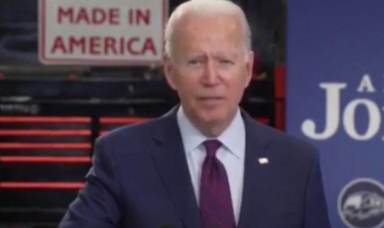 Joe Biden trébuche à plusieurs reprises alors qu'il a du mal à lire un téléprompteur dans une vidéo concernant