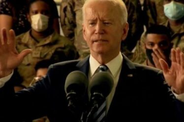 "J'oublie toujours que je suis président" Moment de comédie Biden oublie de dire aux soldats "à l'aise"