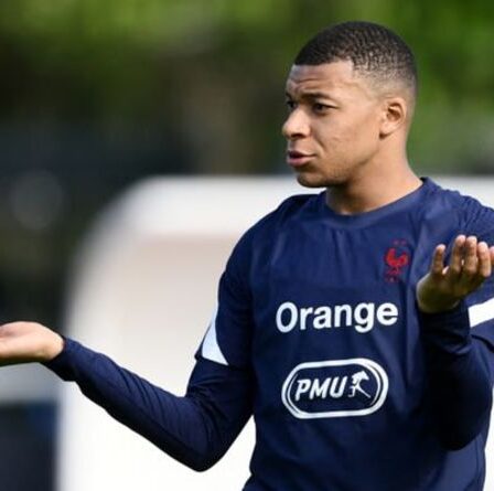 Kylian Mbappe a la conviction de Cristiano Ronaldo et Lionel Messi alors qu'il laisse tomber un indice de transfert