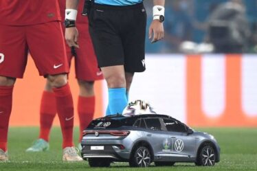 L'Euro 2020 démarre bizarrement alors que la voiture télécommandée laisse les fans de football déconcertés