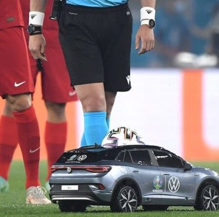 L'Euro 2020 démarre bizarrement alors que la voiture télécommandée laisse les fans de football déconcertés
