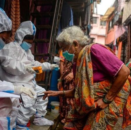 L'Inde fait face à une troisième vague de Covid qui pourrait "dépasser les services de santé, tuant des milliers de personnes"