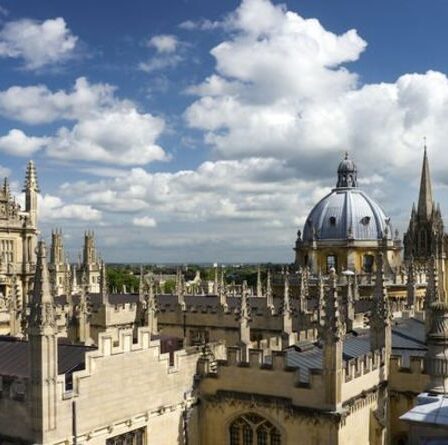 L'Université d'Oxford dans une rangée de censure « réveillée » alors que le journal prévoit de COUPER les histoires « problématiques »