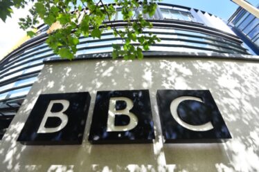 La BBC commencera à effectuer des visites à domicile alors que 260 000 personnes de plus de 75 ans n'ont pas encore payé de redevance