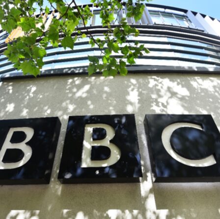 La BBC commencera à effectuer des visites à domicile alors que 260 000 personnes de plus de 75 ans n'ont pas encore payé de redevance