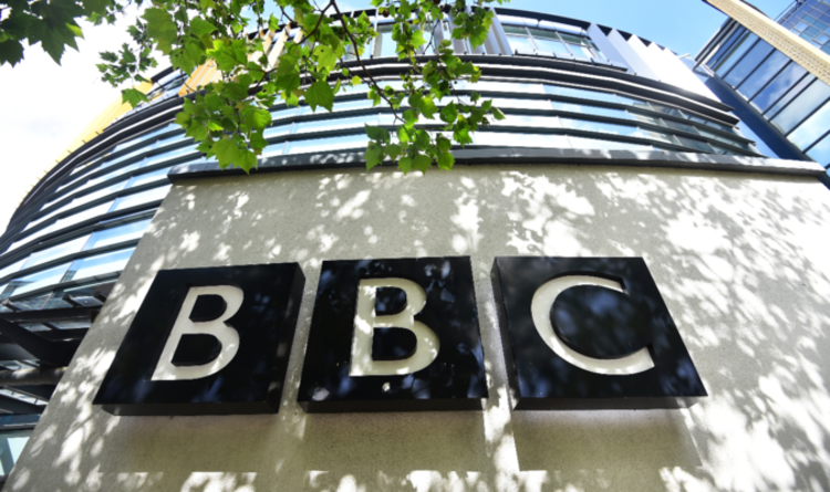 La BBC commencera à effectuer des visites à domicile alors que 260 000 personnes de plus de 75 ans n'ont pas encore payé de redevance