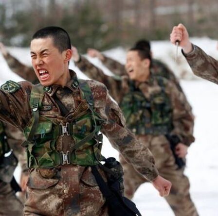 La Troisième Guerre mondiale craint alors que l'armée américaine poursuit ses plans secrets pour "encercler" la Chine avec des troupes