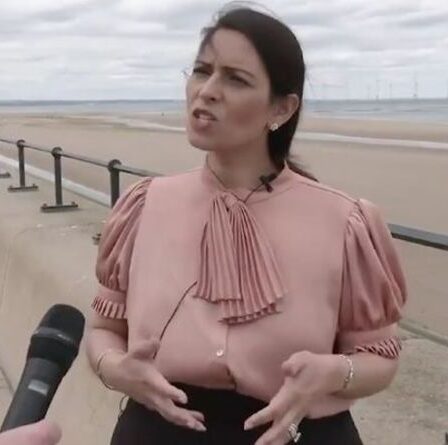 « La politique des gestes ! » Priti Patel lance une attaque brutale contre l'équipe d'Angleterre pour avoir pris le genou