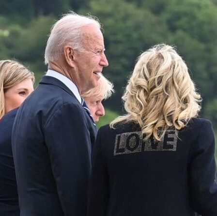 La possible fouille subtile de Jill Biden chez l'ancienne FLOTUS Melania Trump avec la veste 'Love'