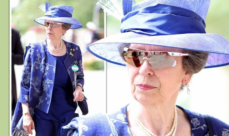 La princesse Anne "élégante" mais "classique" en tenue brodée bleu marine pour Royal Ascot 2021