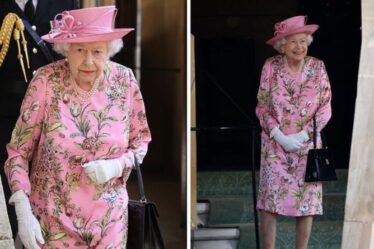 La reine Elizabeth II porte une robe à fleurs fuchsia pour rencontrer Joe Biden au château de Windsor