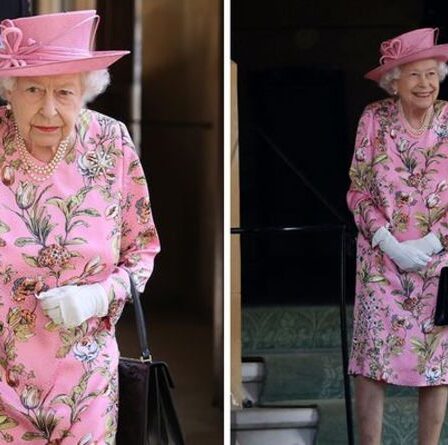 La reine Elizabeth II porte une robe à fleurs fuchsia pour rencontrer Joe Biden au château de Windsor