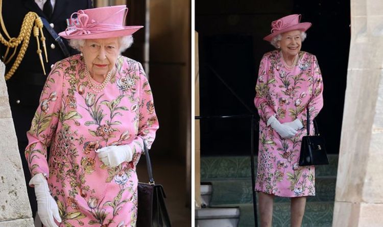 La reine Elizabeth II porte une robe à fleurs fuchsia pour rencontrer Joe Biden au château de Windsor