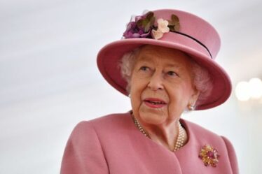 La reine 'Gutsy' s'apprête à se lancer dans les différends de la famille royale après que le monarque a abandonné le mantra royal