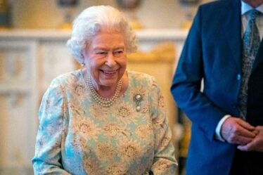 La reine opte pour un «choix étrange» de boisson l'après-midi – un initié royal se souvient de l'heure du thé du palais