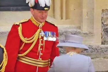 La reine surprise en train de vérifier la montre alors qu'elle plaisante avec la garde pendant Trooping the Color