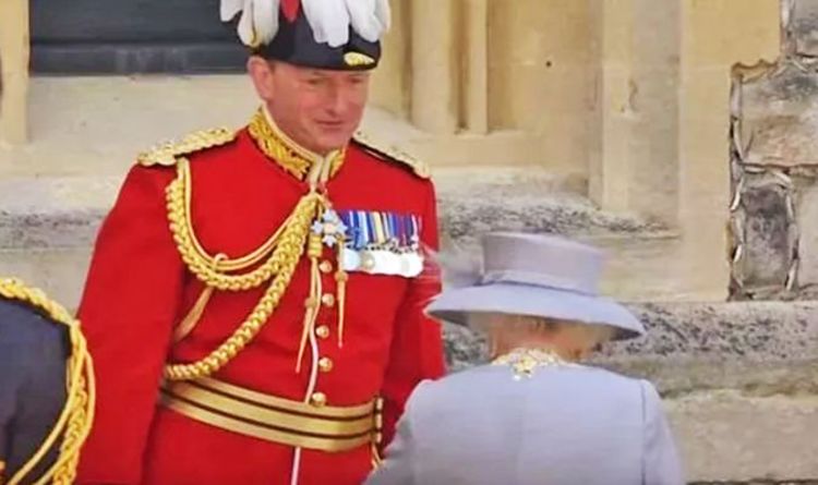 La reine surprise en train de vérifier la montre alors qu'elle plaisante avec la garde pendant Trooping the Color