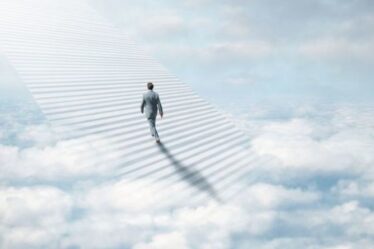 La vie après la mort: une femme pense avoir `` traversé les nuages ​​'' dans un récit de la vie après la mort