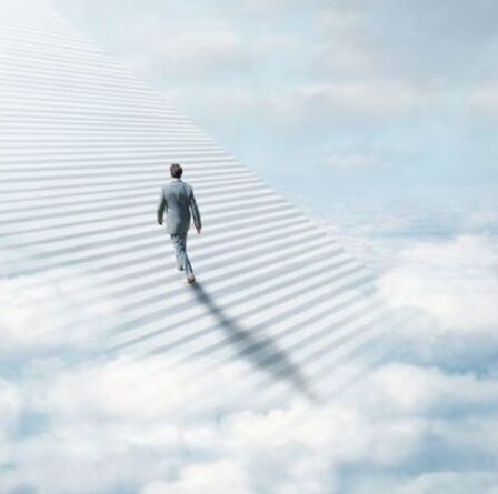 La vie après la mort: une femme pense avoir `` traversé les nuages ​​'' dans un récit de la vie après la mort
