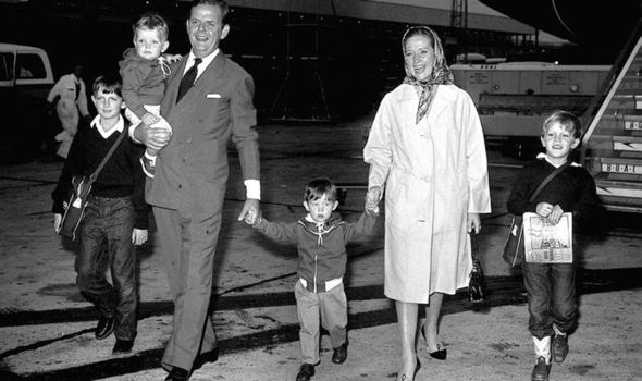 David, Audrey et leurs quatre enfants, sur le chemin du retour d'Hollywood