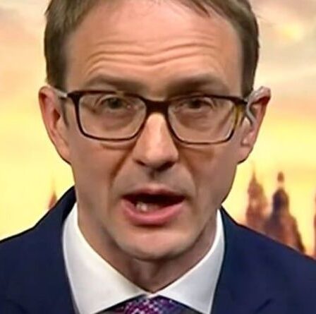 L'animateur de la BBC a un public en ébullition avec Hancock dig "Qu'est-ce que tu dois faire pour te faire virer ?"