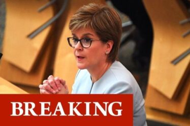 Le SNP fait demi-tour sur l'interdiction de voyager en Angleterre: Sturgeon contraint d'abandonner un plan «inutile»