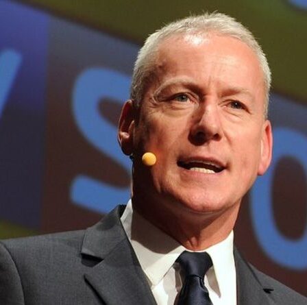 Le présentateur de Sky Sports, Jim White, annonce son départ après 23 ans "le cœur lourd"