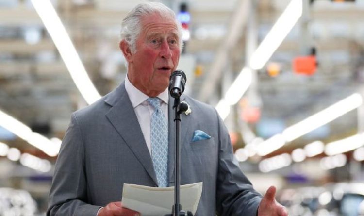 Le prince Charles canalise l'intérieur de Michael Caine au volant de nouvelles mini-portes électroniques.