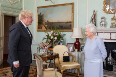 Le signal subtil du sac à main de la reine alors qu'elle bénéficie de l'intimité du Premier ministre
