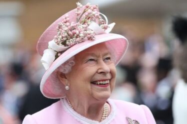 Les Britanniques peuvent avoir NEUF jours de congé pour le prix de trois grâce au Queen's Platinum Jubilee