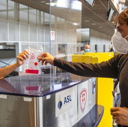 Les Britanniques pourraient éviter la quarantaine avec des tests quotidiens, mais le gouvernement met en garde contre les «retards de voyage»