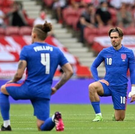 Les fans anglais huent à nouveau alors que les joueurs se mettent à genoux avant le match amical contre la Roumanie